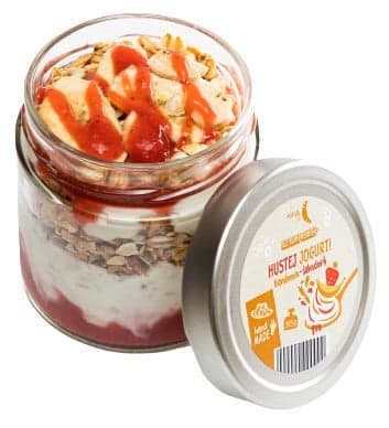 Hustej jogurt s müsli, banány a jahodami mini