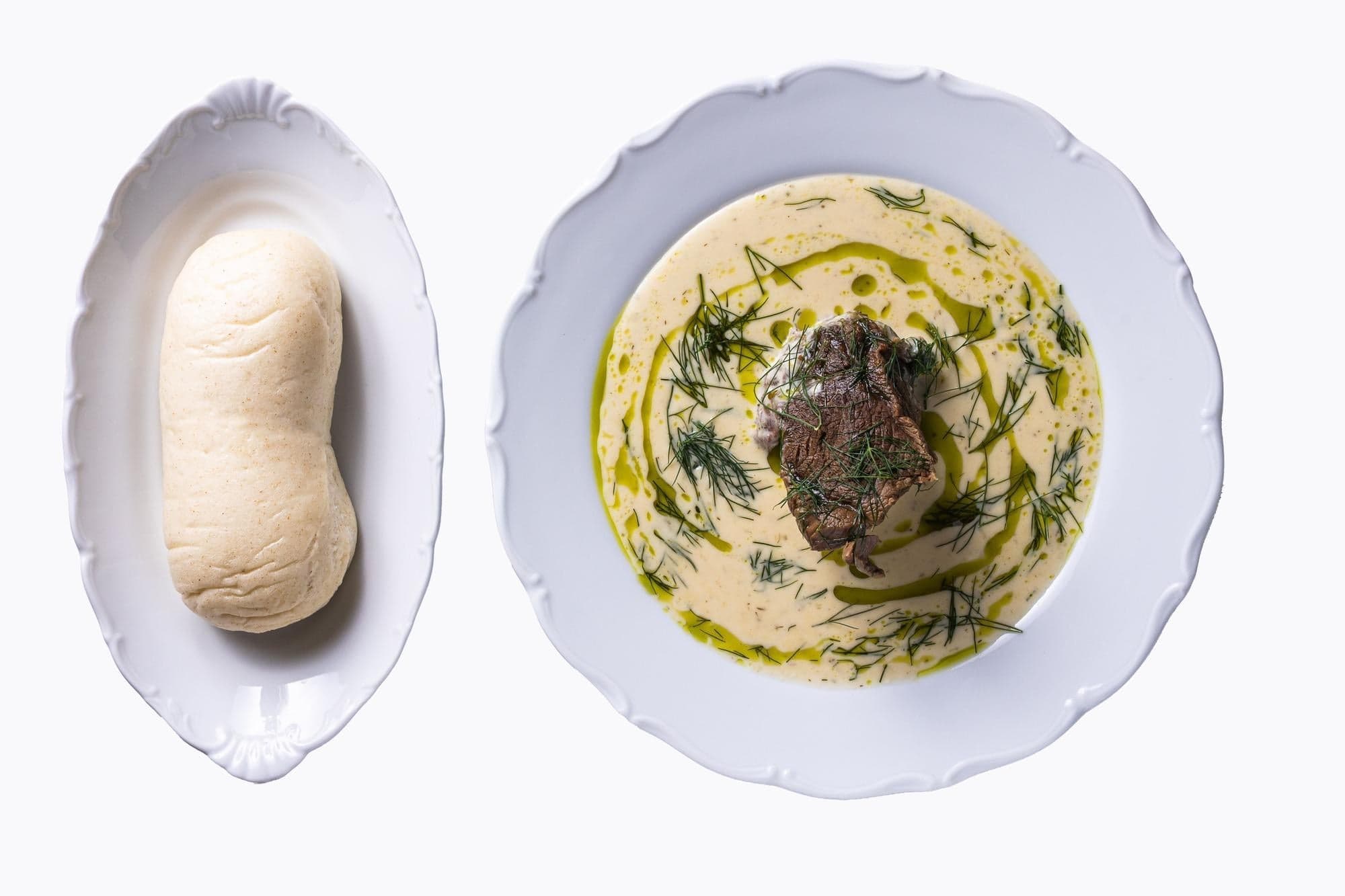 Koprová omáčka s hovězím masem a houskovým knedlíkem z restaurace Kuchyň