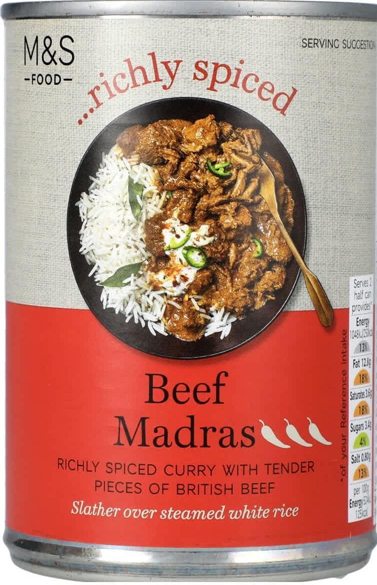 Marks & Spencer Kousky hovězího masa v pikantní curry omáčce s rajčaty, cibulí a kokosem