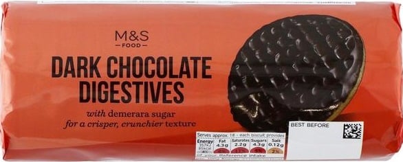 Marks & Spencer Pšeničné sušenky polomáčené v hořké čokoládě