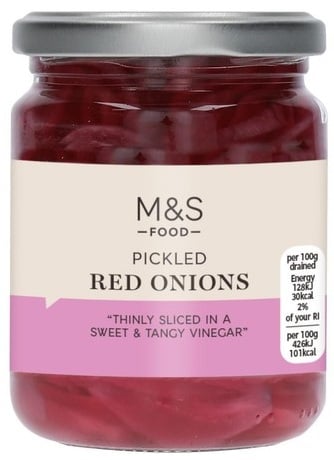 Marks & Spencer Krájená červená cibule nakládaná ve sladkokyselém kořeněném nálevu