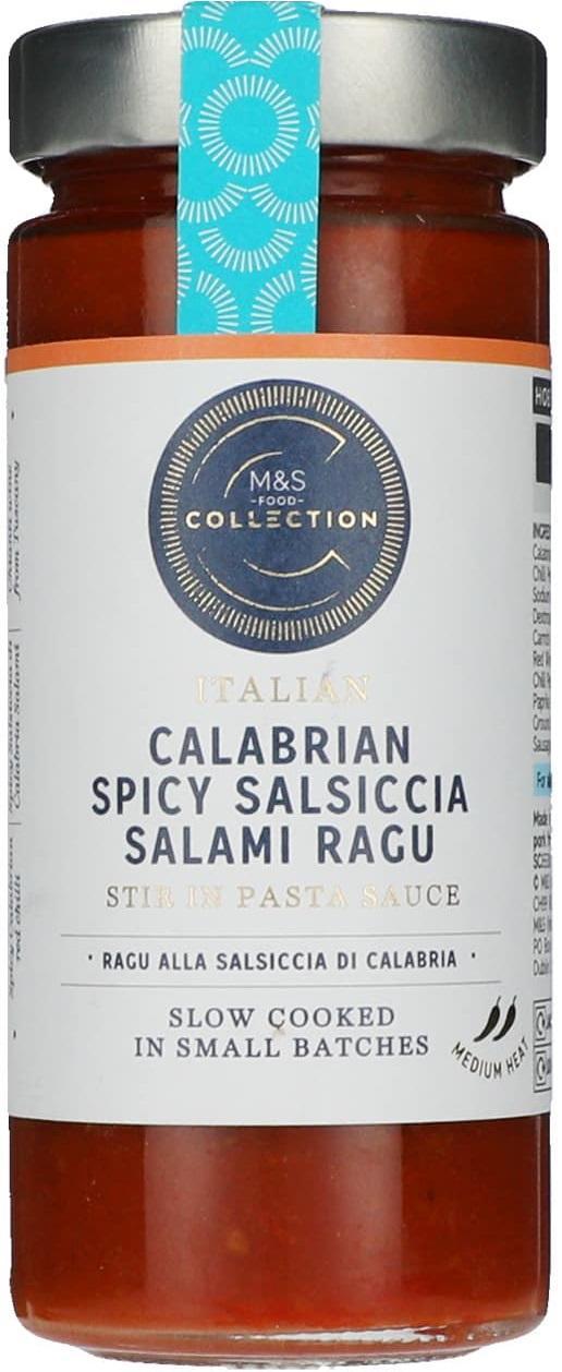 Marks & Spencer Rajčatová omáčka s kousky vepřové klobásy a s červeným vínem