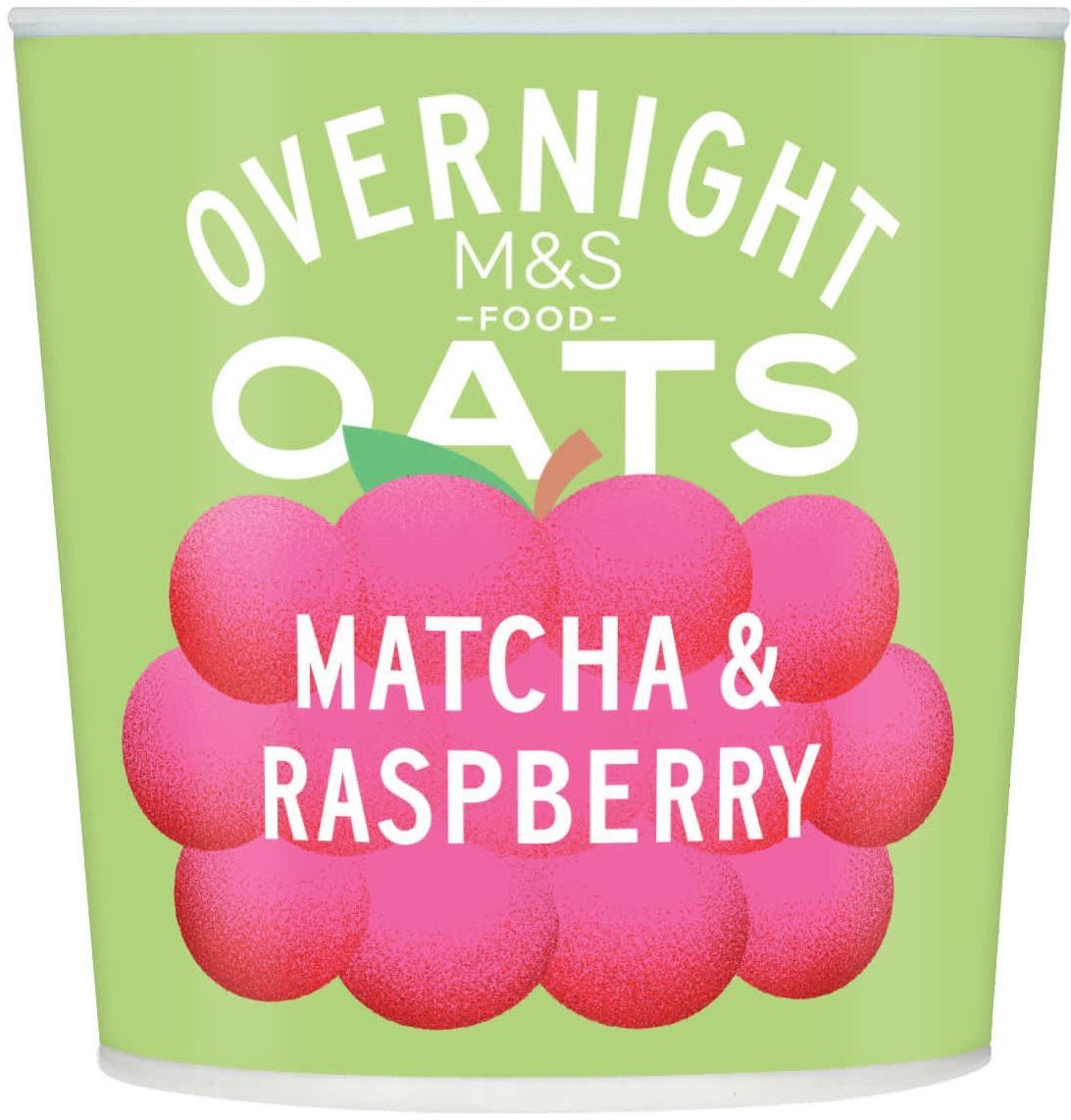 Marks & Spencer Ovesné vločky s kousky mrazem sušených jablek a malin a zeleným čajem matcha v prášku pro přípravu kaše přes noc